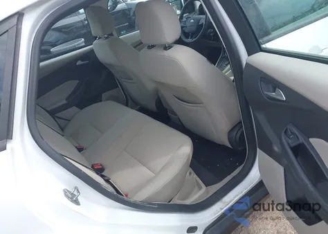 2016 Ford Focus Se z USA, uszkodzony, nr VIN 1FADP3F27GL277833